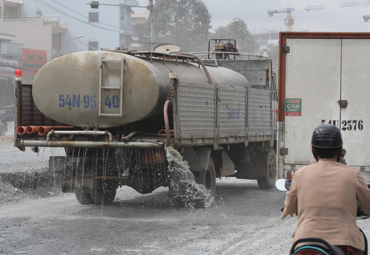 Một xe xịt nước được chủ đầu tư chủ động rửa đường ở khu vực thi công gần xa lộ Hà Nội, TP. Thủ Đức Một xe xịt nước được chủ đầu tư chủ động rửa đường ở khu vực thi công gần xa lộ Hà Nội, TP. Thủ Đức