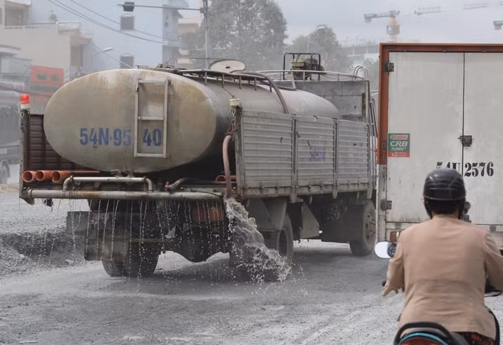 Một xe xịt nước được chủ đầu tư chủ động rửa đường ở khu vực thi công gần xa lộ Hà Nội, TP. Thủ Đức Một xe xịt nước được chủ đầu tư chủ động rửa đường ở khu vực thi công gần xa lộ Hà Nội, TP. Thủ Đức