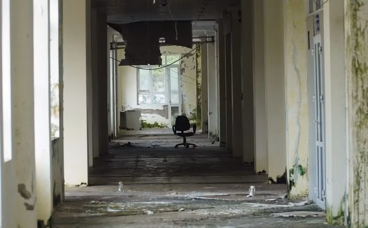 Nhiều hạng mục của công trình xuống cấp, phủ rêu mốc.