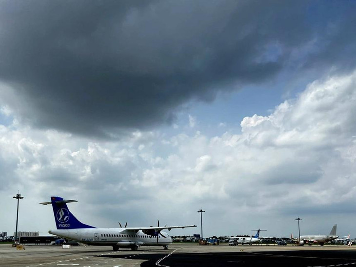 Mưa lớn chiều tối 3/5 khiến nhiều chuyến bay không thể hạ cánh xuống sân bay Tân Sơn Nhất theo kế hoạch