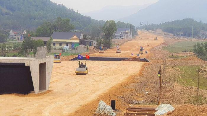 Bộ GTVT cũng thống nhất kết quả rà soát, cam kết rút ngắn tiến độ thi công từ 1 - 2 tháng so với tiến độ hợp đồng đối với 7,75 km/15,41 km tại gói thầu XL2 (Km349 - Km364+410,75). Ảnh minh họa