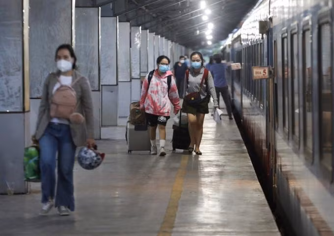 Hành khách đi tàu tại ga Sài Gòn