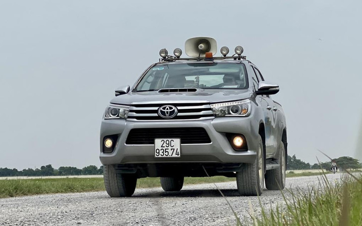 Xe gắn thiết bị âm thanh để xua đuổi chim ở sân bay Nội Bài