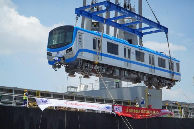 Toa tàu Metro Số 1 hạ tải xuống cảng Khánh Hội, trưa 6/5. Toa tàu Metro Số 1 hạ tải xuống cảng Khánh Hội, trưa 6/5.