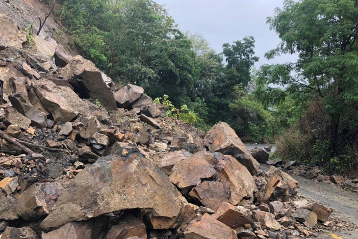 Hiện trường sạt lở trên đèo Đại Ninh, sáng 1/5