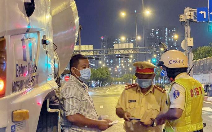 CSGT kiểm tra 1 xe bồn trên đường Võ Văn Kiệt.