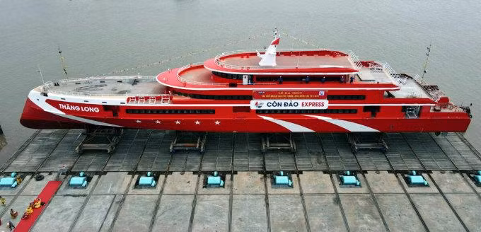 Tàu Thăng Long trước khi hạ thủy