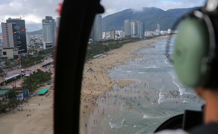 Trực thăng vòng ra biển để cho du khách ngắm các bãi biển và vệt đô thị.