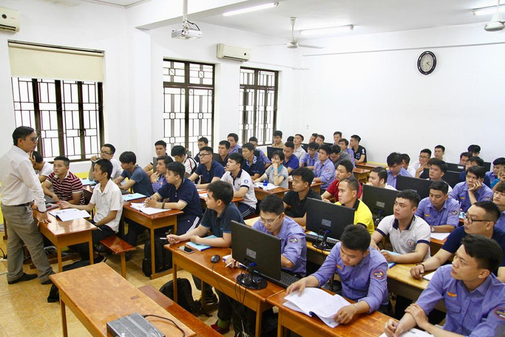 Học viên học lý thuyết tại trường Cao đẳng Đường sắt cơ sở ở Quận 3, TP.HCM