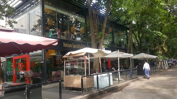 Một quán cà phê lớn "mọc" trong khuôn viên Bảo tàng Dân tộc học từng bị báo chí phản ánh (Ảnh: Xây Dựng). Một quán cà phê lớn "mọc" trong khuôn viên Bảo tàng Dân tộc học từng bị báo chí phản ánh (Ảnh: Xây Dựng).