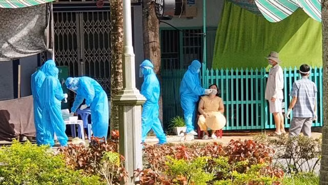 Lẫy mẫu xét nghiệm COVID-19 tại Hậu Giang năm 2021.