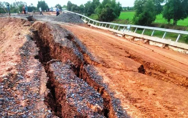 Một phần ba mặt đường bị sụt, đất trôi xuống kênh Một phần ba mặt đường bị sụt, đất trôi xuống kênh
