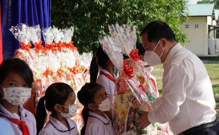 Chủ tịch UBND tỉnh Bình Định Nguyễn Phi Long trao quà Tết, học bổng cho các em học sinh đồng bào dân tộc thiểu số huyện Vân Canh. Ảnh minh họa.