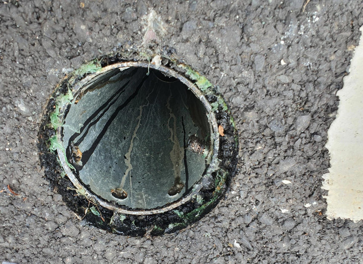 Nắp chắn rác bị cạy mất trên cầu Thủ Thiêm 2 Nắp chắn rác bị cạy mất trên cầu Thủ Thiêm 2