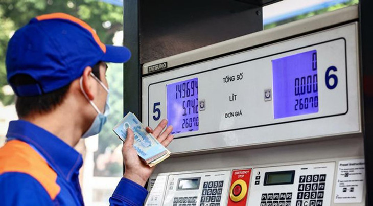 Từ 15h ngày 4/5, mỗi lít xăng E5 RON 92 tăng 330 đồng, RON 95 tăng 440 đồng. Ảnh minh họa Từ 15h ngày 4/5, mỗi lít xăng E5 RON 92 tăng 330 đồng, RON 95 tăng 440 đồng. Ảnh minh họa