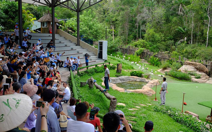 Du khách tham quan vườn thú ở Phú Quốc Du khách tham quan vườn thú ở Phú Quốc