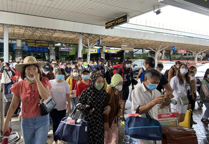 Lưu lượng khách qua sân bay Tân Sơn Nhất gần 86.000 lượt, trong đó có 47.533 khách đến.