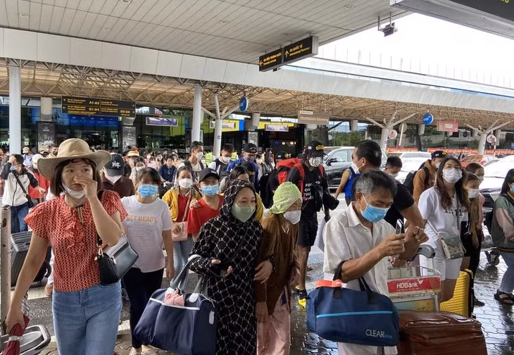 Lưu lượng khách qua sân bay Tân Sơn Nhất gần 86.000 lượt, trong đó có 47.533 khách đến.