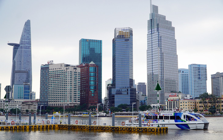 Tàu thuỷ chở khách vào bến tàu Thủ Thiêm