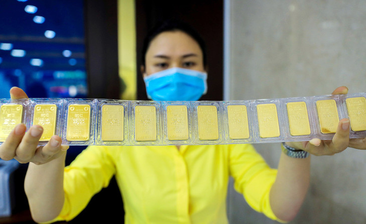 Giao dịch vàng miếng tại một tiệm vàng ở quận Bình Thạnh