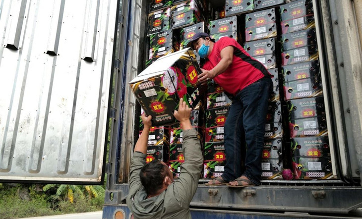 Bốc dỡ hàng nông sản tại cửa khẩu Tân Thanh, Lạng Sơn