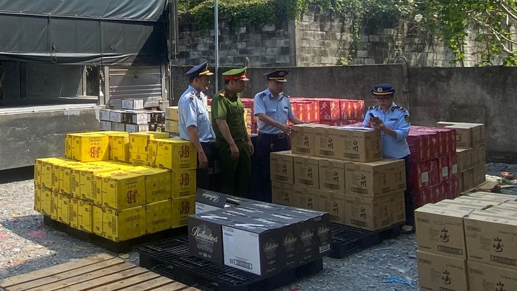 Lực lượng chức năng kiểm tra, lập thủ tục tạm giữ toàn bộ tang vật, phương tiện vi phạm Lực lượng chức năng kiểm tra, lập thủ tục tạm giữ toàn bộ tang vật, phương tiện vi phạm