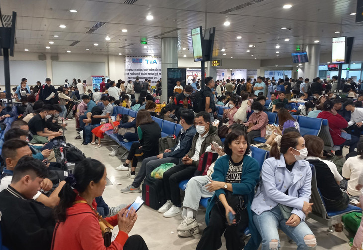 Hàng nghìn khách chờ giờ máy bay khởi hành ở Tân Sơn Nhất Hàng nghìn khách chờ giờ máy bay khởi hành ở Tân Sơn Nhất