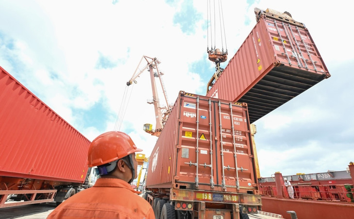 Bốc dỡ hàng hóa tại cảng Tân Vũ, Hải Phòng