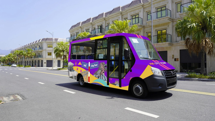 Tuyến buýt một tầng thoáng nóc có màu tím rất đặc trưng ở Huế.