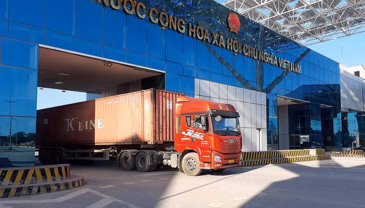Phương tiện chở hàng hóa thông quan qua Cửa khẩu Móng Cái (Việt Nam) - Đông Hưng (Trung Quốc) tại khu vực cầu Bắc Luân II