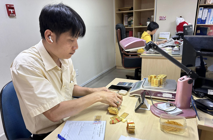 Ngày 5/2, giá vàng miếng SJC tăng mạnh 500.000 đồng mỗi lượng so với đầu giờ cùng ngày