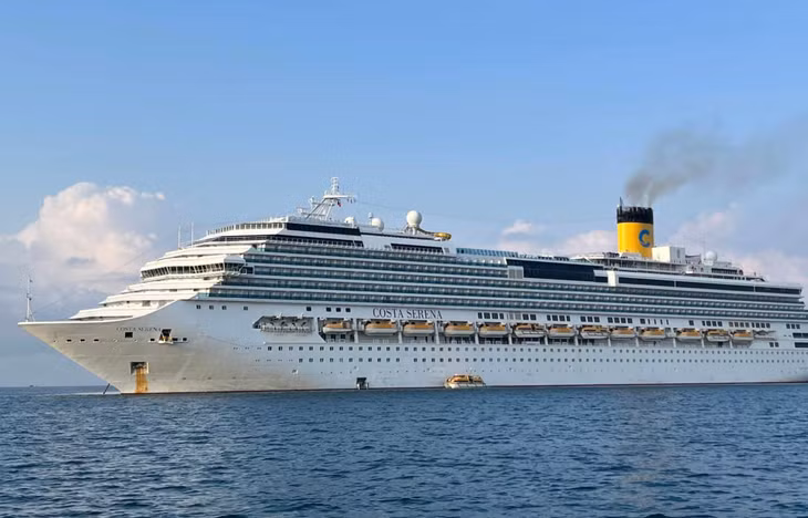 Du thuyền neo ở ngoài khơi, đưa hơn 1.000 du khách Thái Lan tham quan Phú Quốc