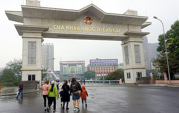 Du khách xuất cảnh qua cửa khẩu quốc tế Lào Cai.