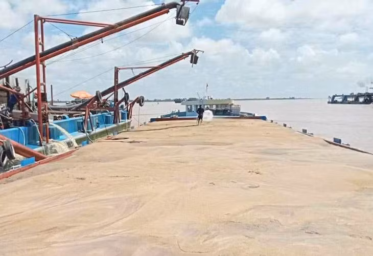 Cát từ Campuchia được TNT Group nhập khẩu về Việt Nam Cát từ Campuchia được TNT Group nhập khẩu về Việt Nam