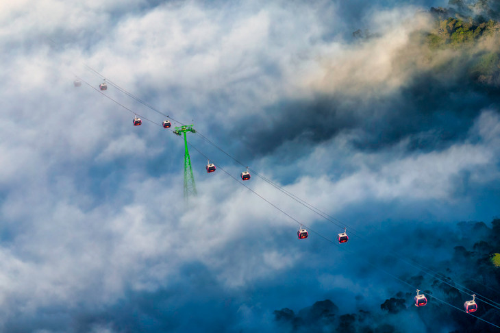 Cáp treo chở du khách “xuyên qua” những đám mây để tới đỉnh Bà Nà (Đà Nẵng). Ảnh: Phạm Phùng Cáp treo chở du khách “xuyên qua” những đám mây để tới đỉnh Bà Nà (Đà Nẵng). Ảnh: Phạm Phùng