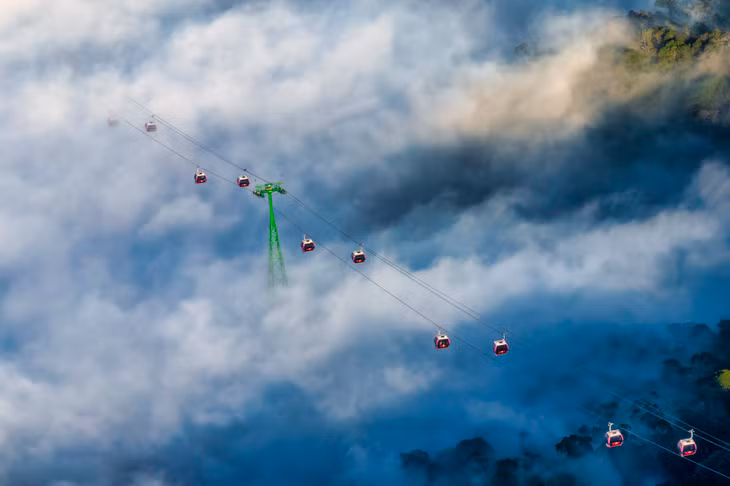 Cáp treo chở du khách “xuyên qua” những đám mây để tới đỉnh Bà Nà (Đà Nẵng). Ảnh: Phạm Phùng