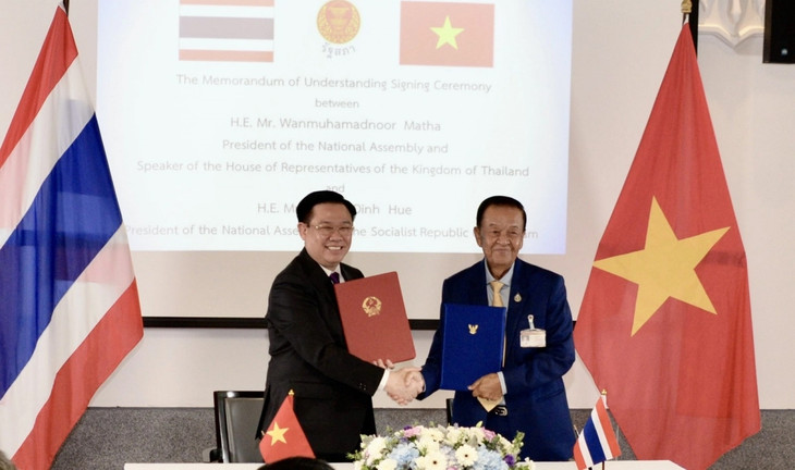 Kết thúc Hội đàm, hai nhà Lãnh đạo đã ký và chứng kiến lễ ký kết, trao đổi hai văn kiện hợp tác.