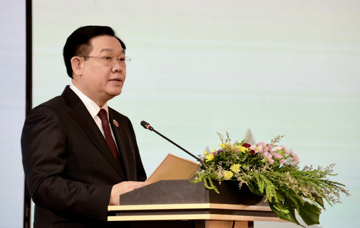 Chủ tịch Quốc hội Vương Đình Huệ nhấn mạnh, Quốc hội ba nước, hơn bao giờ hết cần chung tay, góp sức, góp phần củng cố nền tảng tin cậy chính trị, tình hữu nghị truyền thống và đoàn kết đặc biệt Campuchia - Lào - Việt Nam