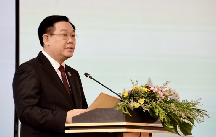 Chủ tịch Quốc hội Vương Đình Huệ nhấn mạnh, Quốc hội ba nước, hơn bao giờ hết cần chung tay, góp sức, góp phần củng cố nền tảng tin cậy chính trị, tình hữu nghị truyền thống và đoàn kết đặc biệt Campuchia - Lào - Việt Nam