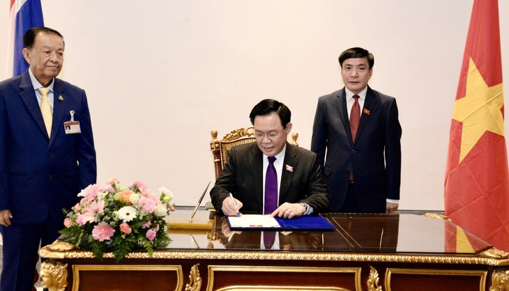 Kết thúc Hội đàm, hai nhà Lãnh đạo đã ký và chứng kiến lễ ký kết, trao đổi hai văn kiện hợp tác.