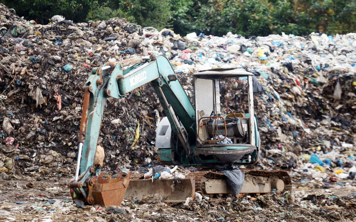 Rác được đổ trên mặt đất mà không che chắn, khi rác nhiều, công nhân phải dùng máy múc san gạt, tạo mặt bằng