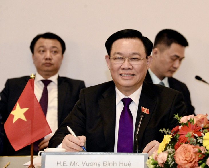 Chủ tịch Quốc hội Vương Đình Huệ bày tỏ vui mừng thăm chính thức Thái Lan