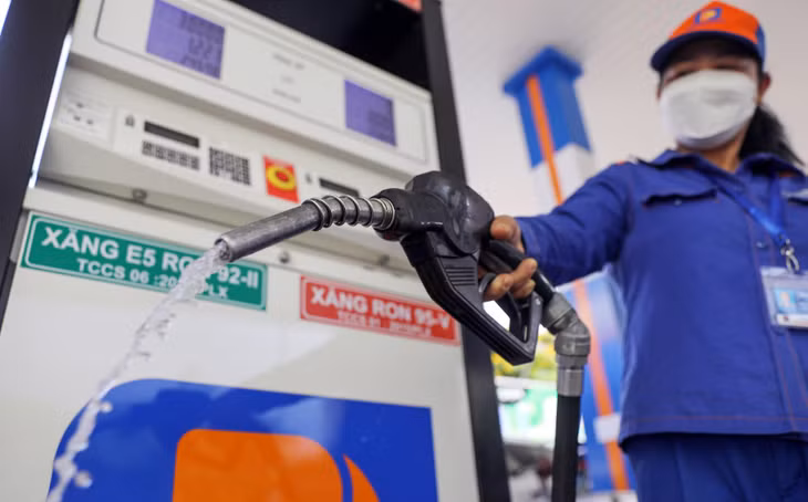 Cây xăng góc đường Lý Chính Thắng - Trương Định, Quận 3, TP.HCM