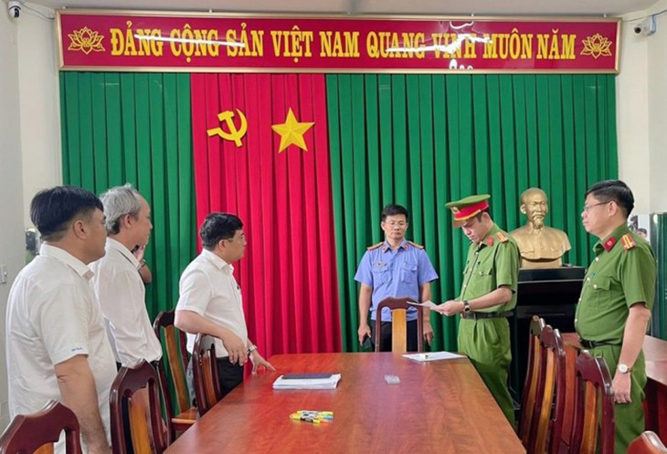 Cơ quan chức năng khám xét Trung tâm Phát triển Quỹ đất huyện Long Thành.