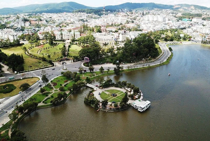 Nhà hàng Thủy Tạ ở đảo nổi trên thắng cảnh hồ Xuân Hương