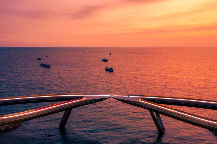 Công nghệ chiếu sáng LED Dynamics với luồng sáng mềm mại mang đến khung cảnh huyền ảo trong ánh hoàng hôn.