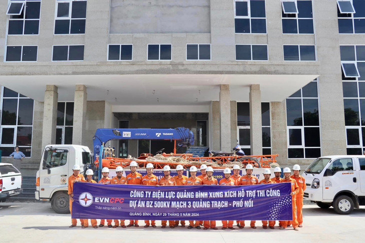 Và nhân lực từ Điện lực Quảng Bình tham gia hỗ trợ thi công Đường dây 500kV mạch 3 Quảng Trạch-Phố Nối