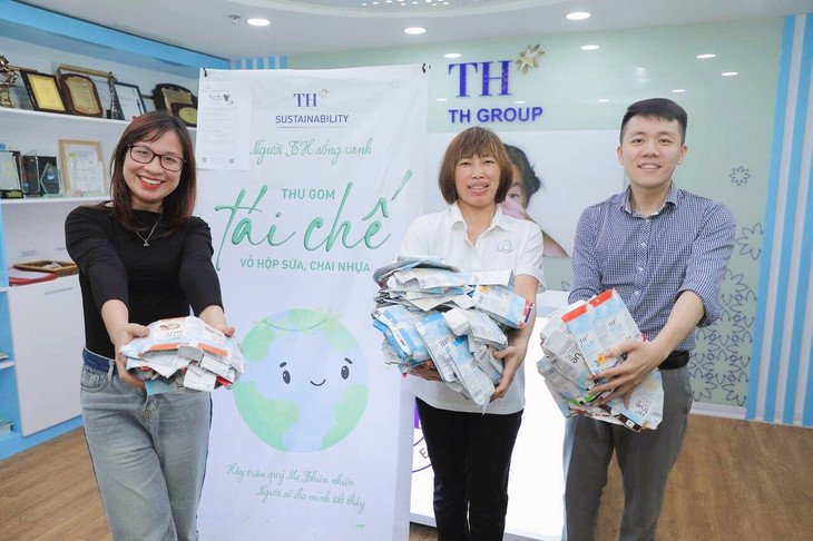 Mỗi một cán bộ nhân viên tại TH đều lựa chọn hành động để giảm nhựa dùng một lần, giảm rác thải nhựa, bảo vệ môi trường. Trong ảnh, người TH thu gom vỏ hộp sữa để tái chế. Mỗi một cán bộ nhân viên tại TH đều lựa chọn hành động để giảm nhựa dùng một lần, giảm rác thải nhựa, bảo vệ môi trường. Trong ảnh, người TH thu gom vỏ hộp sữa để tái chế.