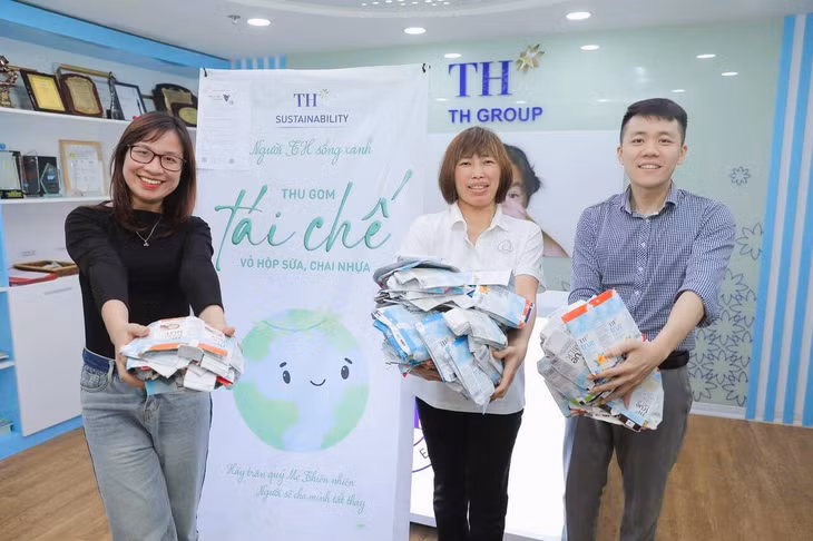 Mỗi một cán bộ nhân viên tại TH đều lựa chọn hành động để giảm nhựa dùng một lần, giảm rác thải nhựa, bảo vệ môi trường. Trong ảnh, người TH thu gom vỏ hộp sữa để tái chế.