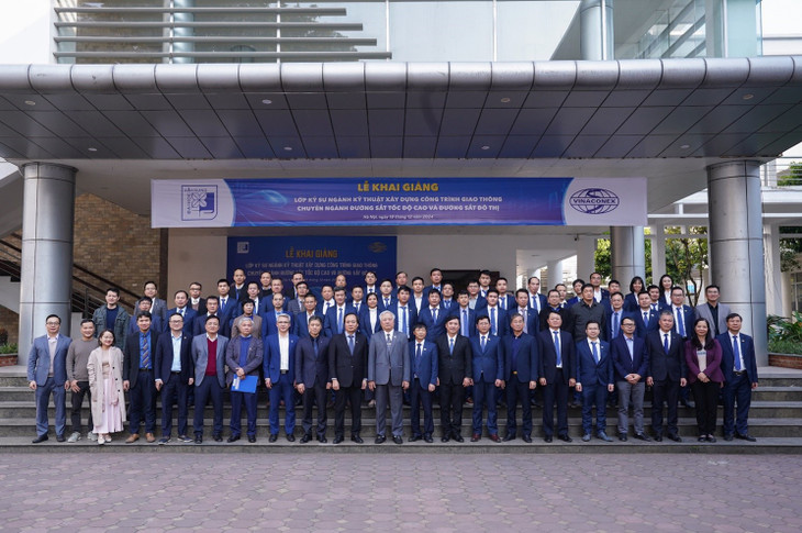 Ban lãnh đạo VINACONEX và Ban giám hiệu Trường Đại học Xây dựng chụp ảnh lưu niệm cùng các học viên lớp kỹ sư chuyên ngành đường sắt tốc độ cao và đường sắt đô thị